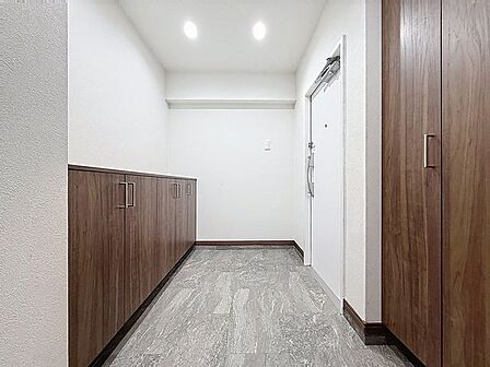 「玄関」家の中でお客様を迎える最初の場所である玄関。豊富な玄関収納で、常に綺麗に保つことが出来ます。