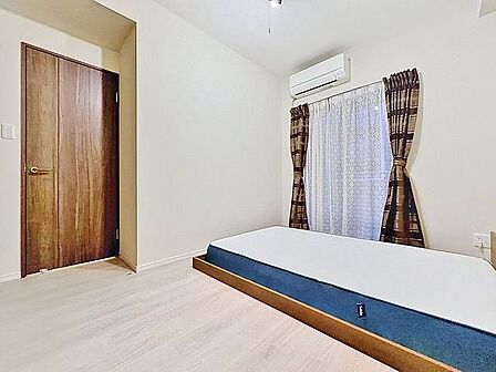 「バルコニーに面した居室」主寝室は十分な広さに加えて、快適に目覚められるよう、大きな採光窓を設けました。