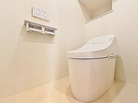 「温水洗浄便座付きトイレ」トイレは快適な温水洗浄便座付です。清潔感のあるホワイトで統一しました。いつも清潔な空間であって頂けるよう配慮された造りです。