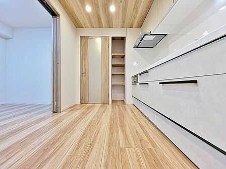 「リビングダイニング」一日の中で多くの時間を過ごすことになる住まいだからこそ、いつも穏やかな空間であるように心掛け、「落ち着き」と「安らぎ」と「快適」を実現してくれます。