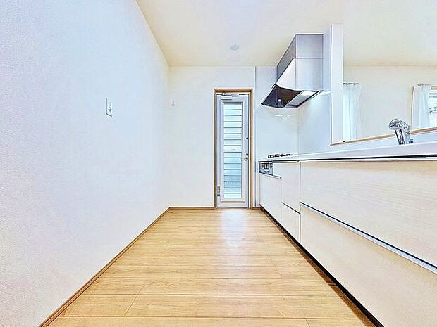「オープンキッチン」お部屋の雰囲気に溶け込む、インテリアの一部のようなオープンキッチンです。リビングにいるご家族とのおしゃべりを楽しみながらの作業が可能です。