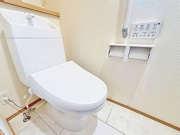 「温水洗浄便座付きトイレ」トイレは快適な温水洗浄便座付です。清潔感のあるホワイトで統一しました。いつも清潔な空間であって頂けるよう配慮された造りです。