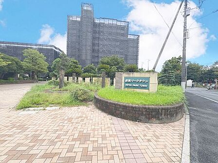 「エントランス入口」植栽もお手入れがしっかりとされており、美しい外観のポイントになっています。