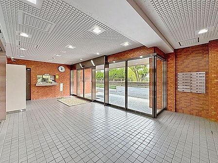 「エントランス」マンションのエントランスなど共有部分は、清掃が行き届いており、キレイな状態です。管理体制がしっかりしているからこそ。