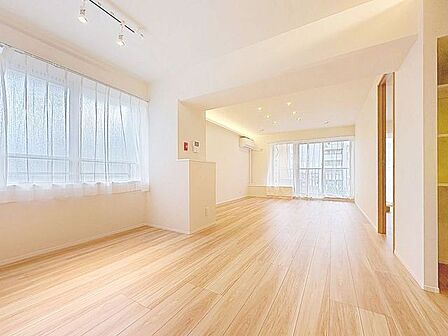 「南西向き。陽当り良好。」大きな窓辺からの日差しが暖かい室内は、自然と住まう人の気分も明るくなり、リビングでの素敵なワンシーンが演出されます。