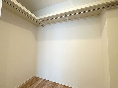 「ウォークインクローゼット」たっぷりと荷物が入るよう、ウォークインクローゼットを完備いたしました。