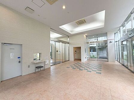 「マンションロビー」オートロック・防犯カメラなど、女性やお子様のいる世帯にも安心のセキュリティが備わっているマンションです。