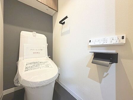 「温水洗浄便座付きトイレ」トイレは快適な温水洗浄便座付です。清潔感のあるホワイトで統一しました。いつも清潔な空間であって頂けるよう配慮された造りです。