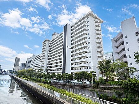 「マンションニュー清澄」「清澄白河」駅徒歩1分のリバーサイドマンション。大切なペットと暮らせる快適空間。季節感を演出する多彩な樹木と豊かな彩りが重なり、心地よい場所となることでしょう。