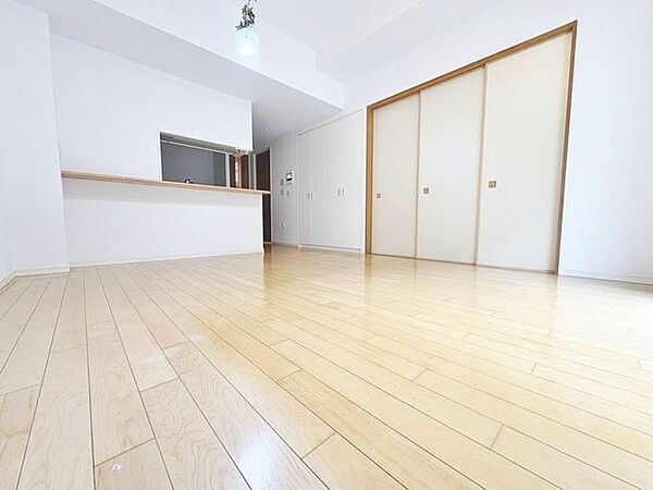 「団欒の場」忙しい朝でも、しっかり家族が揃って食事をして頂けるゆとりある大きさのダイニングスペース。手料理をテーブルで囲む素敵な時間を存分に愉しんで下さい。