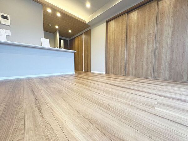 「団欒の場」忙しい朝でも、しっかり家族が揃って食事をして頂けるゆとりある大きさのダイニングスペース。手料理をテーブルで囲む素敵な時間を存分に愉しんで下さい。