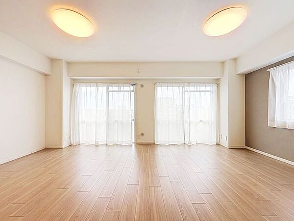 「南西角部屋・陽当り良好。」大きな窓辺からの日差しが暖かい室内は、自然と住まう人の気分も明るくなり、リビングでの素敵なワンシーンが演出されます。
