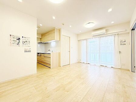 「南西向き。陽当り良好。」大きな窓辺からの日差しが暖かい室内は、自然と住まう人の気分も明るくなり、リビングでの素敵なワンシーンが演出されます。