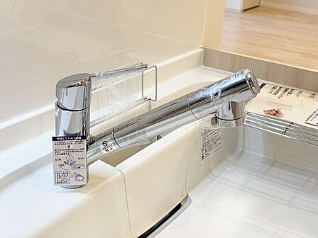 「機能的な収納が豊富なカウンターキッチン」効率よくお料理ができるコンロ・収納を完備したシステムキッチン。確かな機能性を実感頂けます。