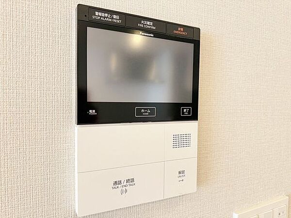 「見える安心・TVモニター付きインターホン」誰が来てもわかる様にモニター付きインターホンを設置。家事導線を考慮した個所に設置し、防犯性と利便性に優れ快適と安らぎを合わせた優しい設計。