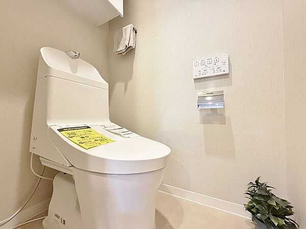 「温水洗浄便座付きトイレ」トイレは快適な温水洗浄便座付です。清潔感のあるホワイトで統一しました。いつも清潔な空間であって頂けるよう配慮された造りです。