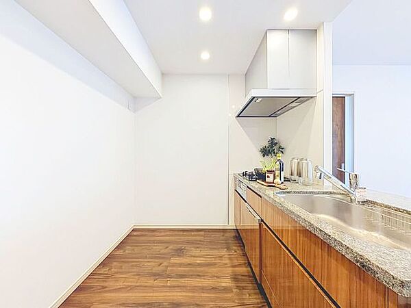「オープンキッチン」お部屋の雰囲気に溶け込む、インテリアの一部のようなオープンキッチンです。リビングにいるご家族とのおしゃべりを楽しみながらの作業が可能です。