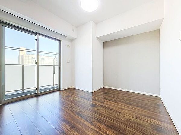 「バルコニーに面した居室」主寝室は十分な広さに加えて、快適に目覚められるよう、大きな採光窓を設けました。