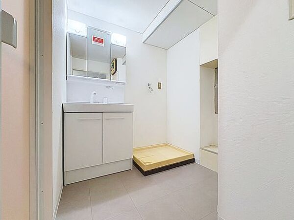「十分な広さの洗面室」収納はもちろん、身だしなみチェックや歯磨きなど、朝の慌ただしい時間でもゆとりあるスペースで余裕を感じて頂けます。