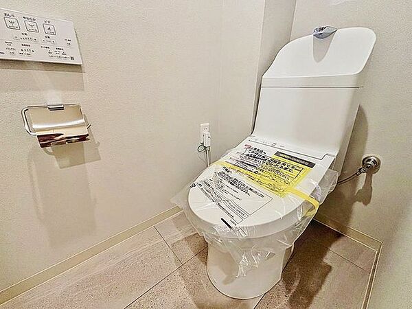 「リフォーム済・トイレ」トイレ関係の設備も一新されています。もちろん温水洗浄機能付き便座です。気になる水周り関係は全て新しくなっていますので、気持ちよく新生活が始められます。