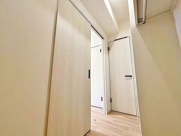 「収納」居室にはクローゼットを完備し、自由度の高い家具の配置が叶うシンプルな空間です。お子様の成長と必要になる子供部屋を与えるにはぴったりの間取りですね。
