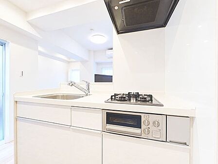 「オープンキッチン」お部屋の雰囲気に溶け込む、インテリアの一部のようなオープンキッチンです。リビングにいるご家族とのおしゃべりを楽しみながらの作業が可能です。