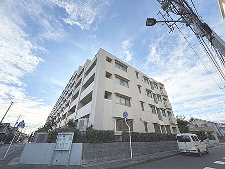 「陽当り良好な住まい。」「心地良い陽光と風が入るリビングには、自然と家族みんなが集まる空間となります。