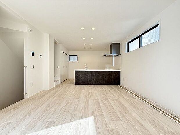 「のんびり過ごせるLDK」朝は爽やかな日差しを浴びながら、家族みんなでおいしい朝食。昼下がりには読書やお昼寝でもしながらのんびりと過ごすひと時。家族が集まる空間を、一番明るい空間に。