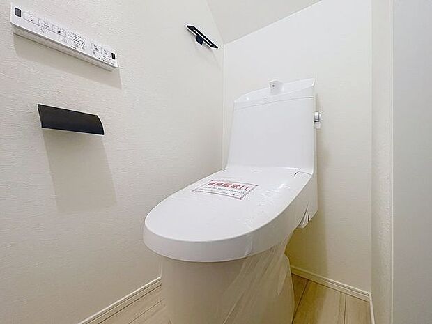 「温水洗浄便座付きトイレ」トイレは快適な温水洗浄便座付です。清潔感のあるホワイトで統一しました。いつも清潔な空間であって頂けるよう配慮された造りです。