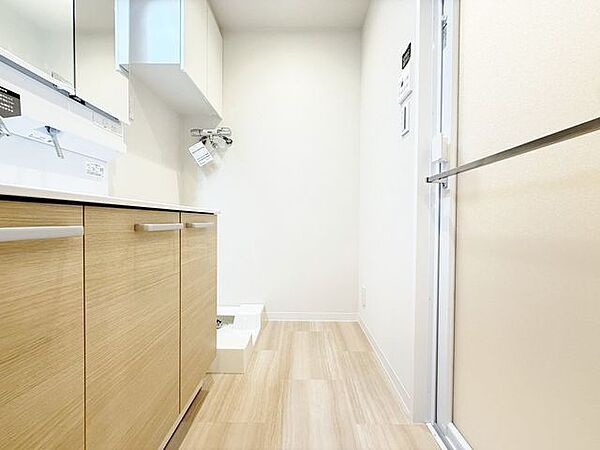 「洗面所」明るく清潔感のある色調で纏められた洗面室は、機能性に富んだ三面鏡と使い勝手の良い収納を完備した洗面台を設置しております。