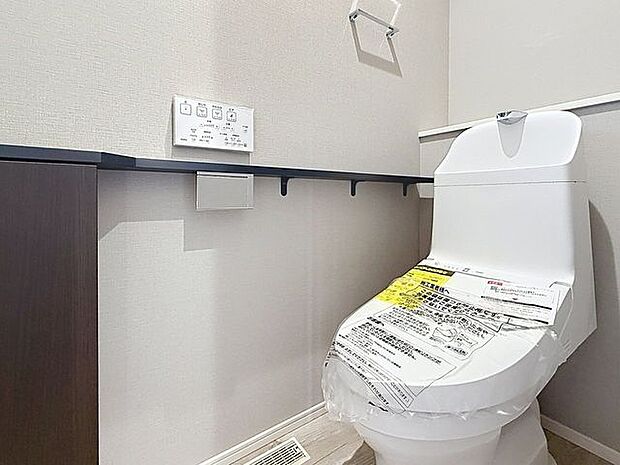 「温水洗浄便座付きトイレ」トイレは快適な温水洗浄便座付です。清潔感のあるホワイトで統一しました。いつも清潔な空間であって頂けるよう配慮された造りです。