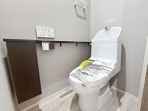 「温水洗浄便座付きトイレ」トイレは快適な温水洗浄便座付です。清潔感のあるホワイトで統一しました。いつも清潔な空間であって頂けるよう配慮された造りです。