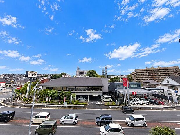 「眺望」穏やかな街並みを一望しながら、爽やかな風と柔らかく降り注ぐ陽光を感じて頂けます。