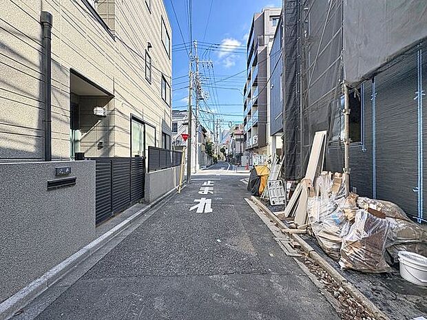 「前面道路含む外観」