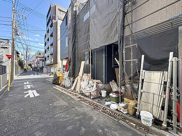 「前面道路含む外観」