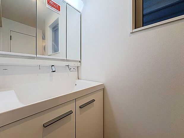「洗面台」大きな鏡で朝の準備もばっちり。収納も多く、洗剤など日用品の保管にも便利です。