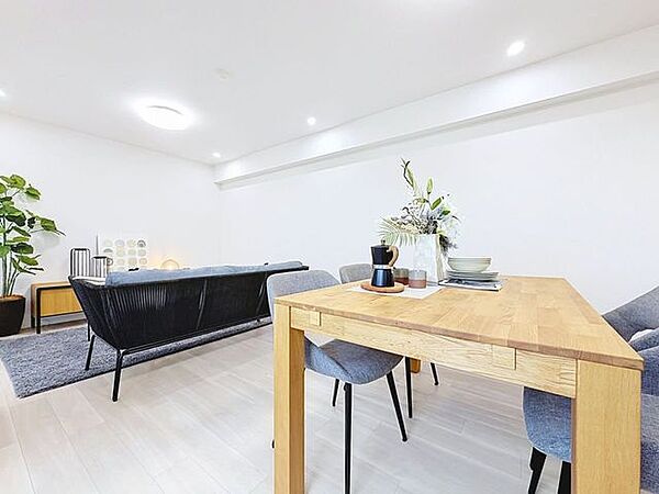 「会話弾むダイニング」明るく穏やかなダイニング空間で、飲んだり、食べたり、笑ったり。会話が広がります。