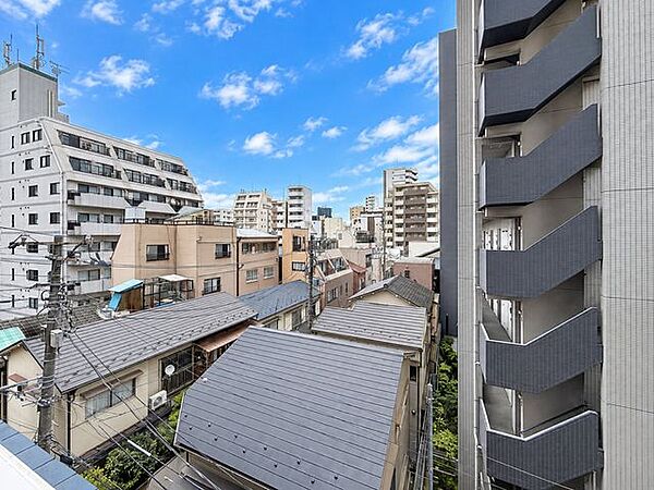 「4階の眺望」頬をなでる優しい風を感じることが出来るバルコニー。つい深呼吸をしたくなる気持ちの良い眺望はこのお部屋の自慢です。もちろんお洗濯物を干すスペースとしても十分な広さがあります。