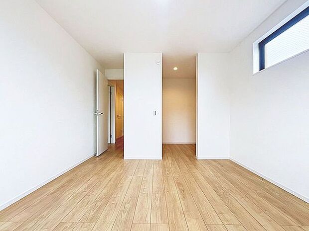 「明るい居室」主寝室は十分な広さに加えて、快適に目覚められるよう、大きな採光窓を設けました。