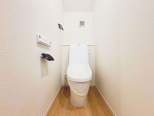 「温水洗浄便座付きトイレ」トイレは快適な温水洗浄便座付です。清潔感のあるホワイトで統一しました。いつも清潔な空間であって頂けるよう配慮された造りです。