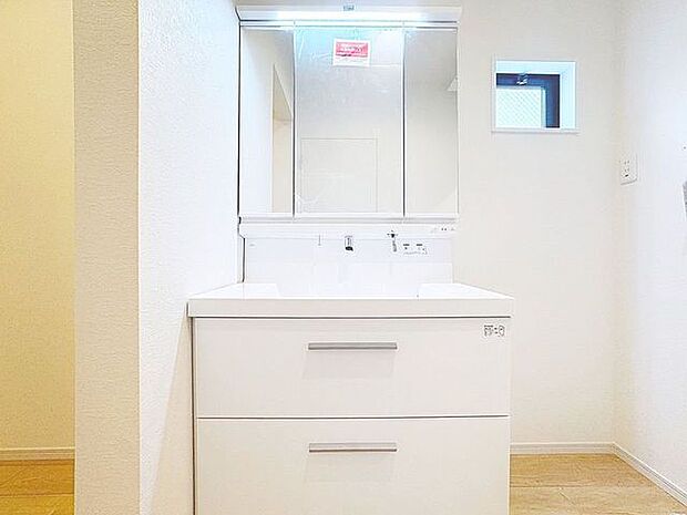 「洗面台」大きな鏡で朝の準備もばっちり。収納も多く、洗剤など日用品の保管にも便利です。