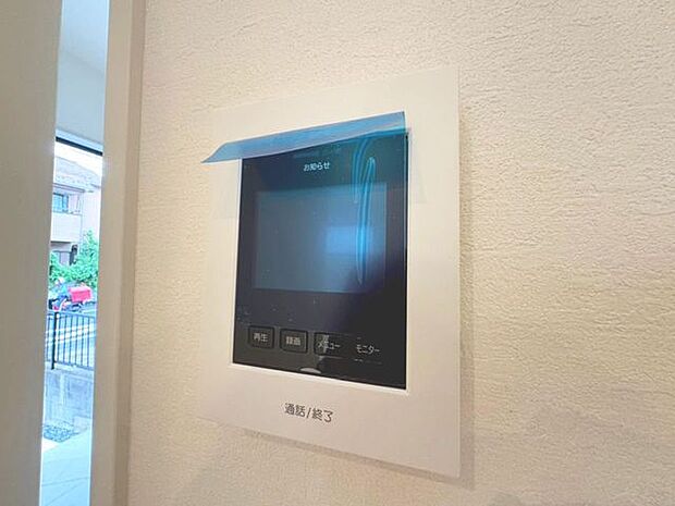 「見える安心・TVモニター付きインターホン」誰が来てもわかる様にモニター付きインターホンを設置。家事導線を考慮した個所に設置し、防犯性と利便性に優れ快適と安らぎを合わせた優しい設計。