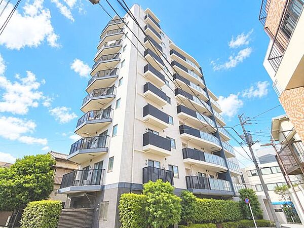 「美しいフォルム」周囲の景観に調和する地上10階建の美しい外観。やさしいアースカラーの外壁が、おだやかな佇まいに明るい開放感を与えます。