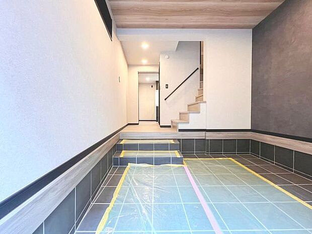 「広い玄関」ものが多くなると散らかった印象になるため、棚やフックで定位置を決めたり、置くものごとにゾーンを分けたりすると、快適に使い続けられます。