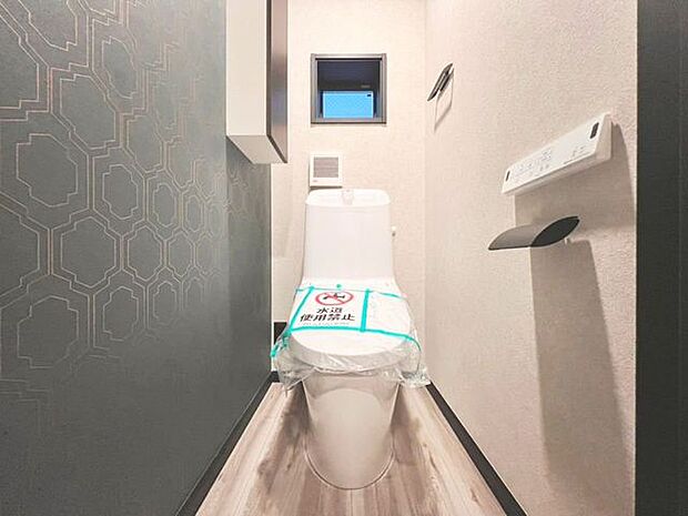 「温水洗浄便座付きトイレ」トイレは快適な温水洗浄便座付です。清潔感のあるホワイトで統一しました。いつも清潔な空間であって頂けるよう配慮された造りです。