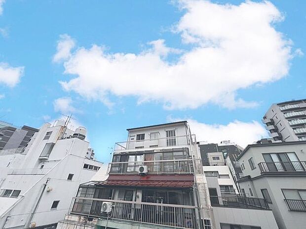 「眺望」穏やかな街並みを一望しながら、爽やかな風と柔らかく降り注ぐ陽光を感じて頂けます。