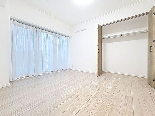 「バルコニーに面した居室」主寝室は十分な広さに加えて、快適に目覚められるよう、大きな採光窓を設けました。