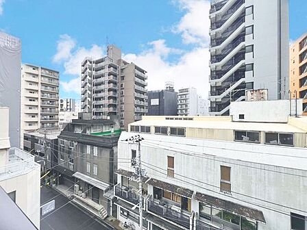 「眺望」穏やかな街並みを一望しながら、爽やかな風と柔らかく降り注ぐ陽光を感じて頂けます。