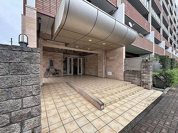 「エントランス入口」気品を感じることのできるエントランス部分。様々な居住者様への配慮がなされているので、安心して快適にお使いいただけます。