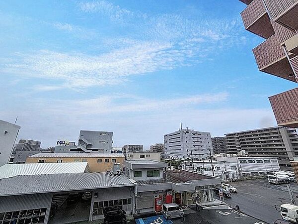 「眺望」心地よい風を感じながら、青空を眺め一息つくことのできる住空間です。